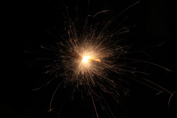 手持烟花在夜晚漂浮图片下载