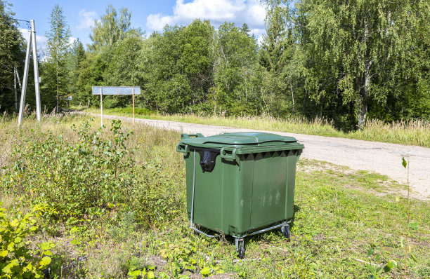 户外绿色塑料垃圾桶图片下载