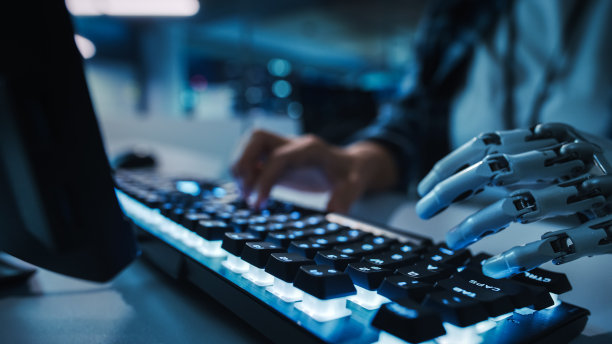 特写的手:残疾人程序员使用假肢臂在照明电脑键盘上工作。快速自然地使用肌电仿生手录入电子商务软件项目。图片下载