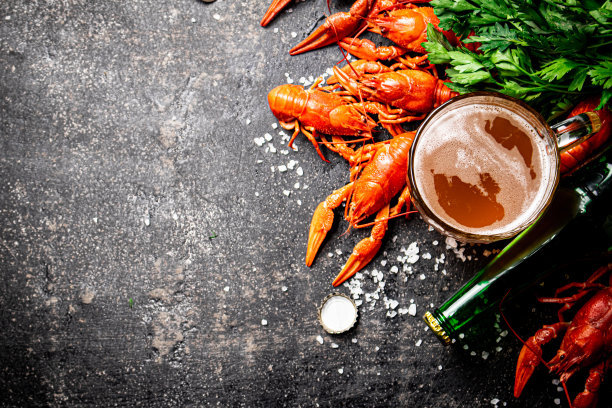 煮小龙虾配一杯啤酒图片下载