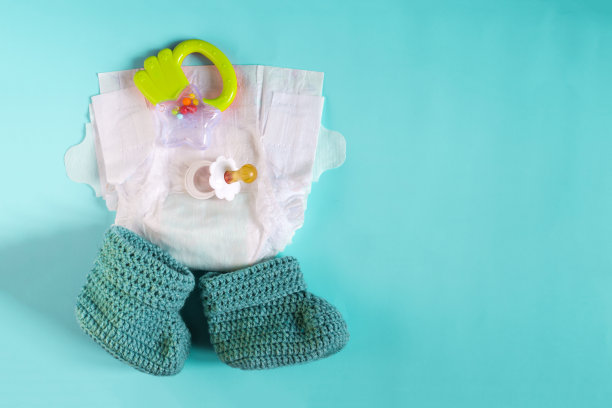 产品为儿童婴儿纸尿裤，上面印有“快乐宝宝”的婴儿奶嘴的蓝色背景处为文字图片下载