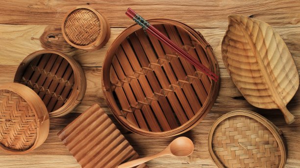 各种大小的传统亚洲厨房用具竹蒸笼设置在白色木制背景。俯视图，平铺。复制文本空间。图片下载