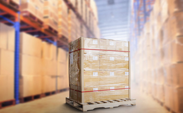包装盒包装塑料薄膜托盘在仓储仓库。供应链。仓库商业货物运输。发货仓库物流。图片下载