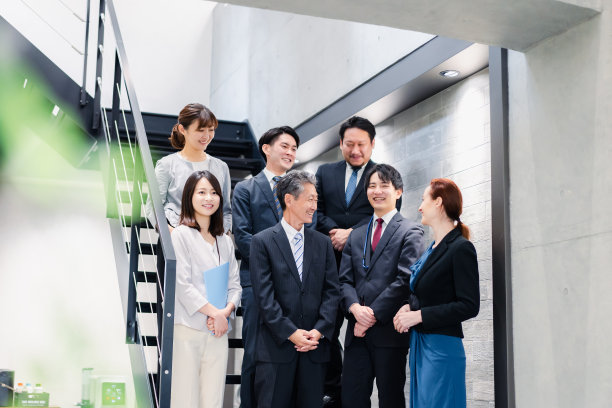 在办公室工作的商务人员图片下载