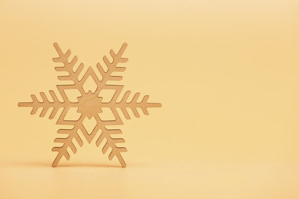 黄色背景上的木制雪花图片下载