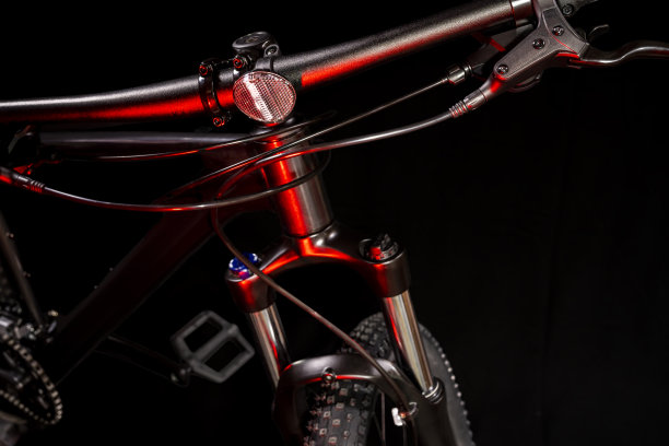 为热爱积极健康生活方式的人准备的山地自行车正在等待着骑自行车的人图片下载