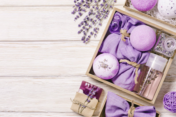 含有薰衣草精油的产品，可作为手工礼品或木桌上的盒装礼品，舒缓压力。天然薰衣草香薰美容化妆品，用于水疗和身体护理图片下载