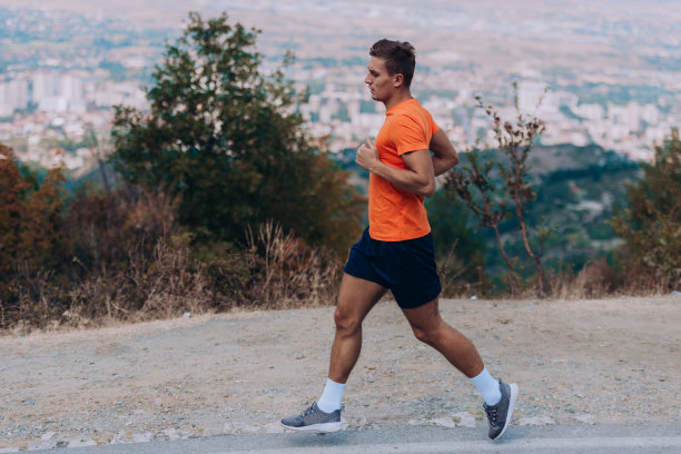 在综合健身训练中，一个赤膊男子正在跑步图片下载