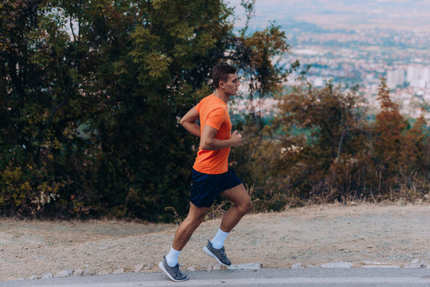 混合健身男子与自然训练慢跑图片下载