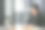 一名妇女坐在桌旁用便携式平板电脑在键盘上打字。图片下载