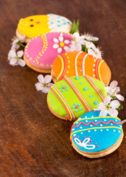由姜饼、春天的花朵和复活节彩蛋做成的复活节装饰品图片下载