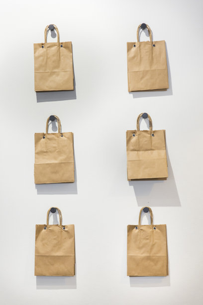 棕色的纸袋挂在白色的墙上图片下载
