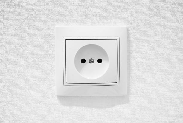 普通廉价塑料交流电源插座。有两个圆孔的德国圆形凹槽插座，适用于C、E和f型欧洲插头。欧洲白色插座CEE 7靠墙不接地图片下载