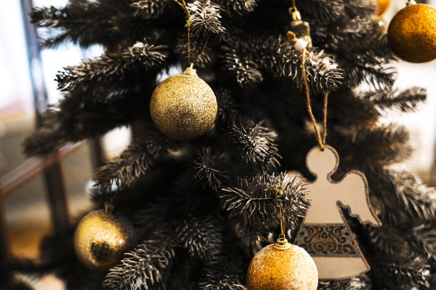 圣诞玩具球。圣诞树上的圣诞装饰品球、花环、珠子特写。圣诞节礼物。节日的气氛图片下载