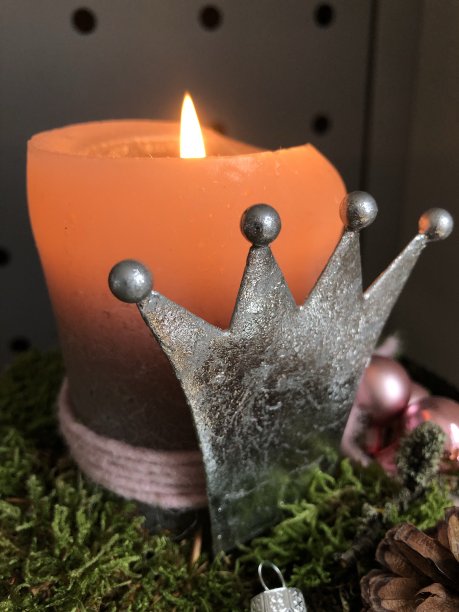 降临季节-烛光在准备圣诞节图片下载