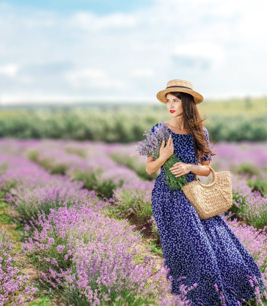 薰衣草地里的年轻女子图片下载