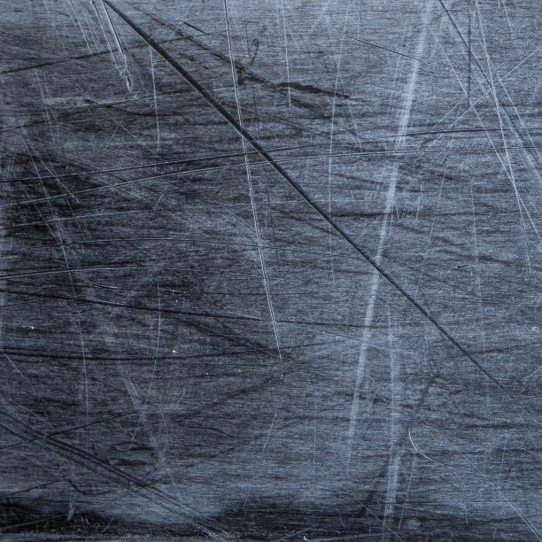 滑雪板躺在入口附近的地板上图片下载