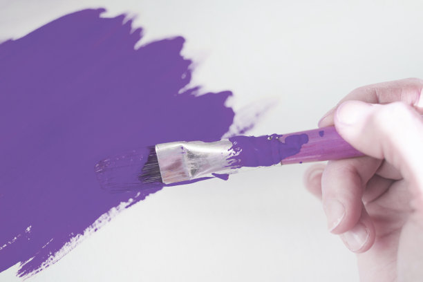 画布上的紫色笔触。女孩画抽象画水粉画。颜色2022。图片下载