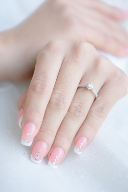 手指甲水疗。特写美丽的女人的手指甲和柔软的手皮肤宽横幅。美丽的女人的指甲与美丽的婴儿潮的美甲复制空间。图片下载