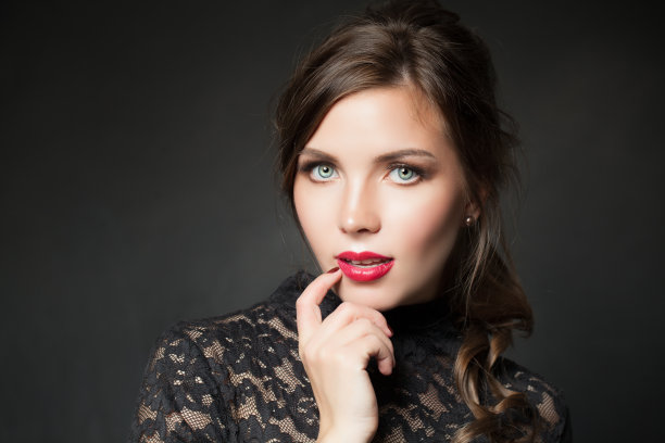 美丽的女人肖像在黑色的背景图片下载