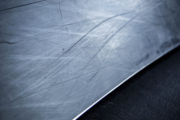 滑雪板躺在入口附近的地板上图片下载