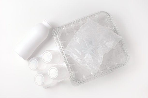 一堆塑料垃圾，垃圾在白色的背景上。塑料回收与生态的概念。平铺，俯视图。图片下载