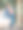 一个女孩穿着长袖子的格子衬衫和巨大的牛仔裤站在绿色小巷的公园里。舞蹈姿势。街舞者图片下载