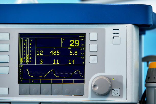 在重症监护病房监测病人的心脏图片下载