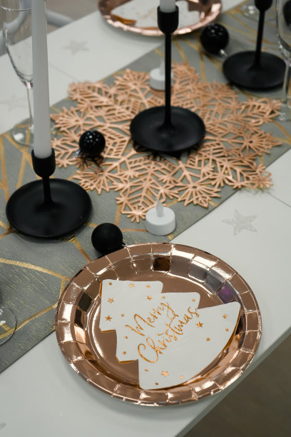 圣诞餐桌设置一次性盘子和杯子图片下载