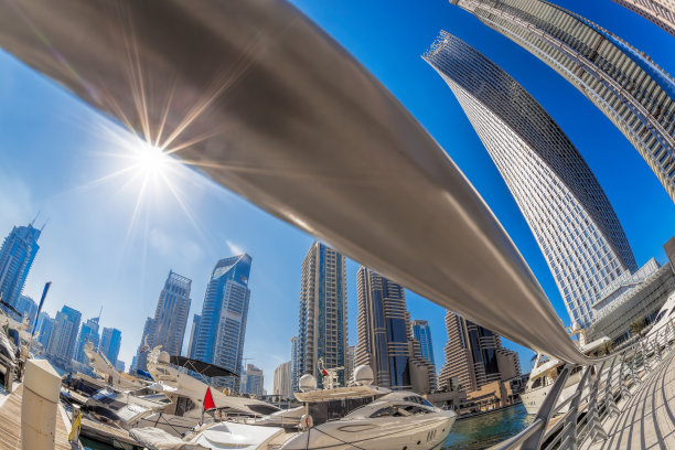 迪拜码头：豪华游艇与摩天大楼图片下载