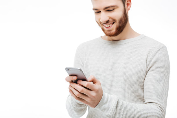 快乐的家伙在智能手机上打字留言孤立。英俊开朗的男子使用电话在白色背景图片下载