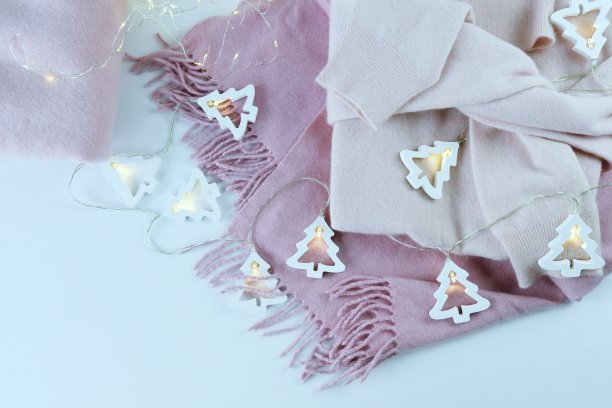 粉色羊绒制品装饰着圣诞灯笼图片下载