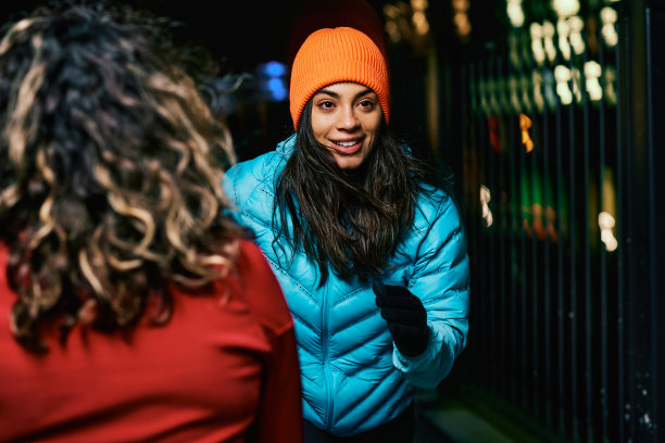 穿着暖和的衣服在街上跑，经过一个路人。图片下载