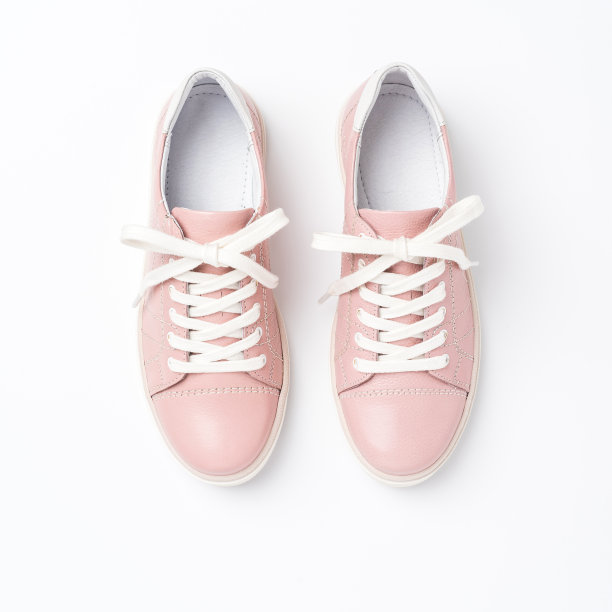 白色背景上的粉色运动鞋。近距离图片下载