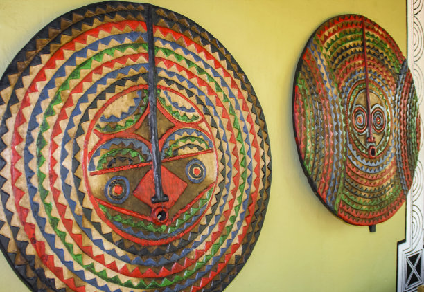 木制的非洲装饰盾牌以面具的形式挂在墙上。图片下载