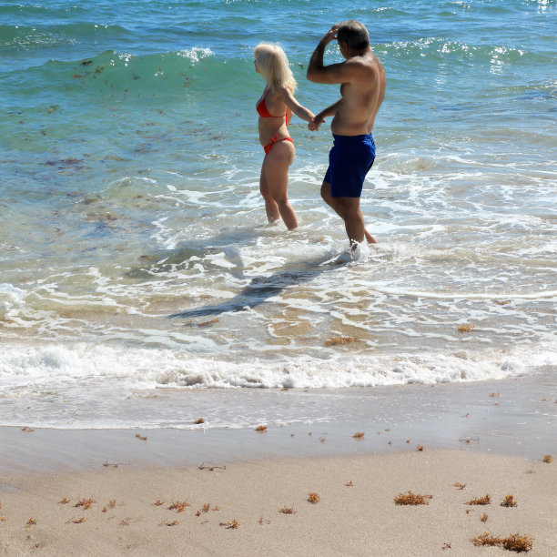 在热带海滩度假的美丽成熟的男人和女人的肖像图片下载