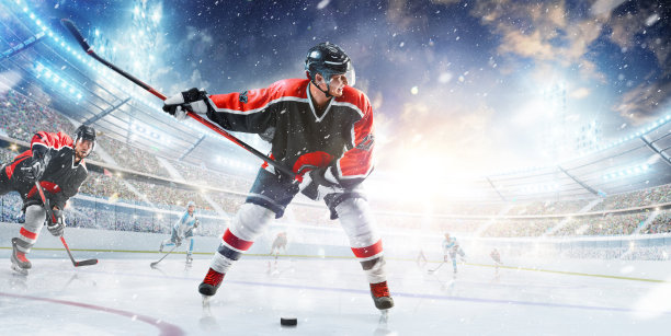 曲棍球。运动员在行动。职业曲棍球运动员挥舞着他的球杆。在冬季体育场戴头盔和手套的曲棍球运动员。体育情感图片下载