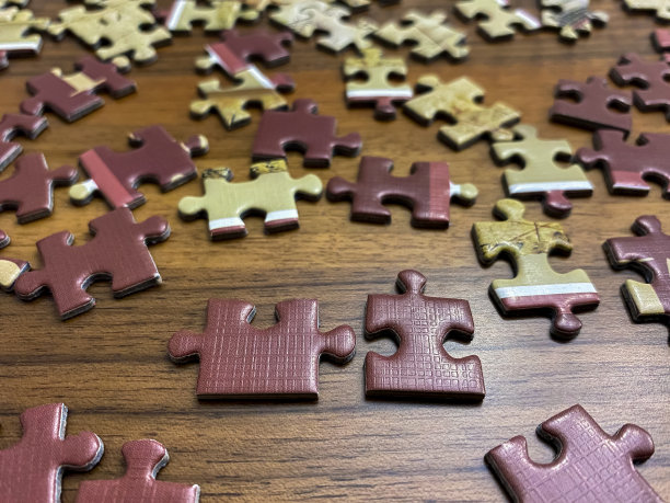 未装配的拼图。彩色拼图。“选择性焦点”图片下载