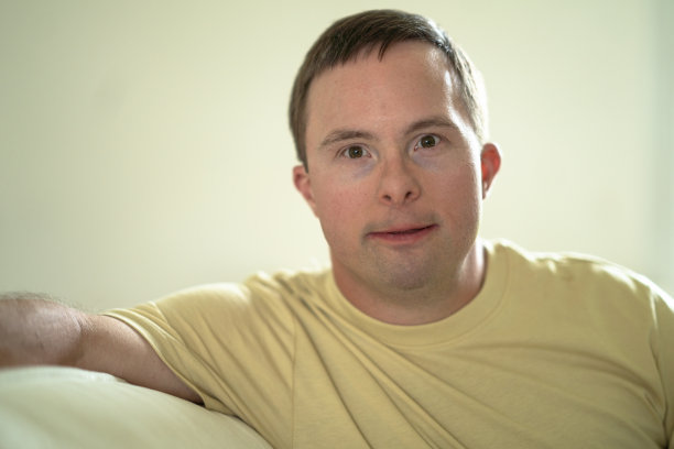 一个患有唐氏综合症的男人的肖像图片下载