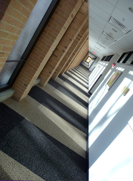 抽象的几何倾斜走廊，带有消失的点线和在一条线上逐渐减少的一系列框架。图片下载