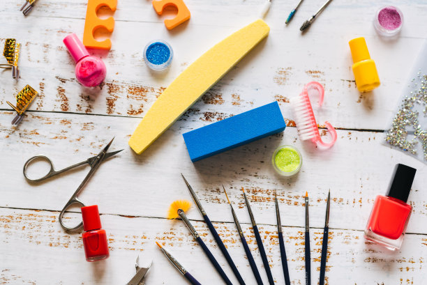 在白色木制背景上的修指甲套装和指甲油图片下载