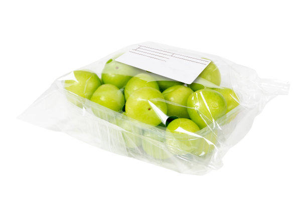包装美味的绿李子在一个白色孤立的背景图片下载