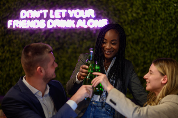 同事们一边用笔记本电脑工作，一边在咖啡馆开会图片下载