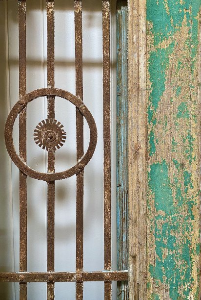 质朴的金属木门图片下载