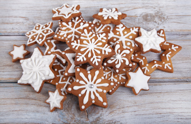 姜饼圣诞星饼干在白色的乡村木桌上图片下载