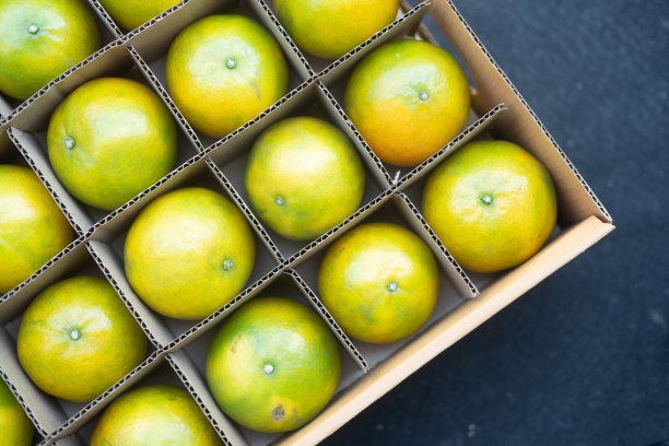 新鲜的橘子水果装在纸盒里图片下载