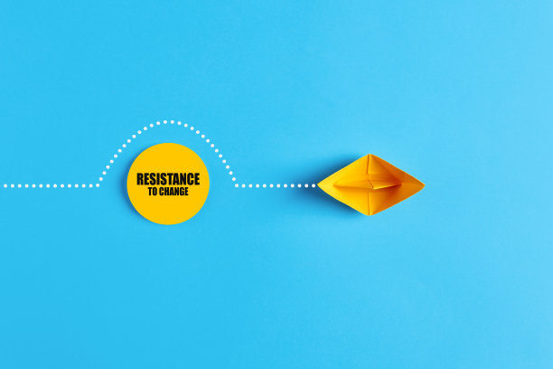 纸船克服了阻力改变的障碍。企业组织变革图片下载