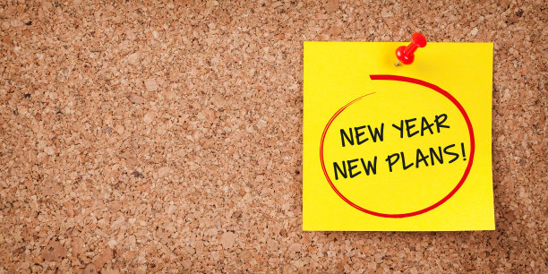 黄色的便签，上面有新的新年计划，红色的图钉在软木板上图片下载
