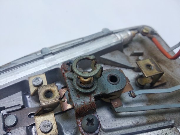 白色背景上的碎铁。特写的电缆。损坏电子设备的照片图片下载