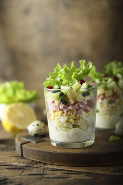 有火腿和奶酪的蔬菜沙拉图片下载